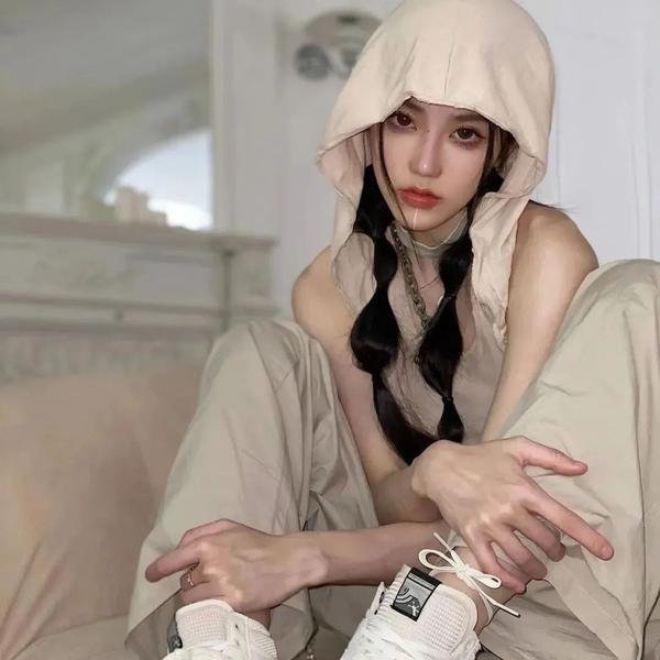 向天真的女生投降